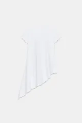 Camiseta blanca de algodón con cuello redondo, manga corta y bajo asimétrico.