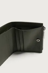 Cartera monedero de acabado engomado en color verde militar, con compartimento principal para billetes, ranuras exteriores para tarjetas y monedero lateral con cierre de cremallera.