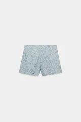 Shorts de tiro alto confeccionados en encaje con diseño floral. Presentan bolsillos delanteros y cierre frontal con cremallera y gancho metálico.