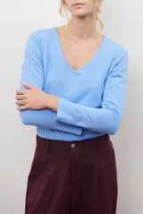 Remera de manga larga con escote en V, confeccionada en algodón de doble capa con textura suave y ajuste al cuerpo.