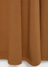 Vestido largo de punto fino, color tostado, con cuello redondo, sin mangas y diseño evasé.