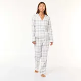 Conjunto de pijama de dos piezas, compuesto por una camisa de manga larga con cuello y botones, y un pantalón largo con cintura elástica. Diseño a cuadros en tonos pastel.