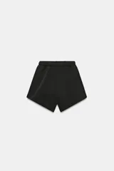 Short de interlock negro de tiro medio con cintura elástica y bolsillos laterales ocultos en costura.