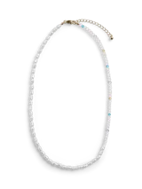 Collar de diseño delicado compuesto por pequeñas cuentas blancas tipo perla, intercaladas con cuentas de colores en tonos pastel y cierre metálico dorado con cadena de alargue.