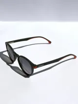 Lentes de sol Osten modelo Ibiza, con marco redondo de acabado mate en color gris oscuro y cristales polarizados con protección UV 400.