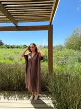 Vestido largo de lino color azul marino, con escote en V y mangas cortas amplias. Presenta un corte relajado y bolsillos laterales.