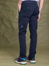 Pantalón cargo color azul marino, confeccionado en sarga de algodón con spandex. Presenta bolsillos laterales tipo cargo con solapa y etiqueta de la marca Benson & Thomas.