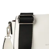 Bandolera blanca tipo sillín de cuero sintético con solapa, herrajes plateados y correa ajustable negra de lona.