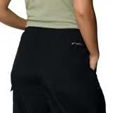 Pantalon de corte holgado y estilo retro, confeccionado en tela técnica con acabado repelente al agua y manchas. Presenta cintura elástica con ceñidor interior, bolsillos laterales y aberturas laterales reforzadas en las perneras para mayor transpirabilidad.