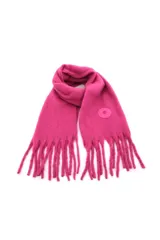 Bufanda de tejido suave con flecos en los extremos y detalle de parche circular en uno de sus lados.