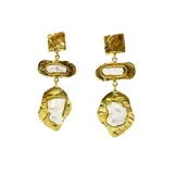 Par de aros colgantes con piezas de bronce texturizado y perlas barrocas.