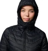 Chaqueta híbrida negra con paneles acolchados en el frente y la espalda, y paneles laterales elásticos. Cuenta con cierre frontal completo, capucha integrada, bolsillos laterales con cierre y protección para la barbilla.