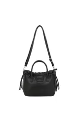 Cartera tipo tote de cuero sintético negro con detalles fruncidos en la parte superior, asas de mano y correa larga ajustable y desmontable. Incluye cordones colgantes a los laterales.