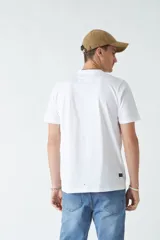 Remera verde militar de corte clásico con estampado frontal de texto en color ladrillo y dibujo de hojas.