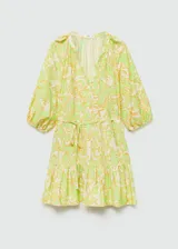 Vestido corto de tejido fluido con estampado paisley en tonos verde lima y crema. Presenta escote en pico, cierre frontal con botones, mangas tres cuartos con puños elásticos y falda con detalle de volante en el bajo. Incluye un cinturón fino del mismo tejido para ajustar a la cintura.