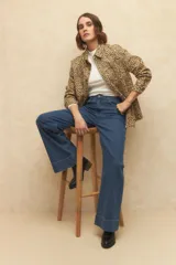 Pantalón de jean azul de tiro alto y corte ancho con dobladillo en el ruedo.