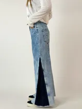Pantalón de jean celeste con efecto lavado y parches de jean azul oscuro en los laterales.
