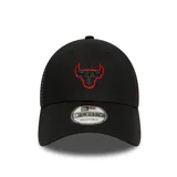 Gorra negra tipo trucker con el logo de los Chicago Bulls bordado en rojo en el frente. Tiene visera curva, paneles frontales estructurados y paneles traseros de malla.