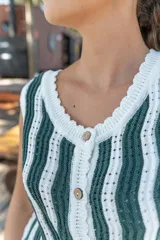 Conjunto tejido de chaleco y pantalón a rayas verticales color marrón y negro. Chaleco con botones y pantalón de corte recto.