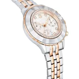 Reloj cronógrafo Swarovski Octea Chrono con caja de 37 mm de acero inoxidable y tono oro rosa. Presenta un bisel cristalizado facetado con pavé transparente, esfera guilloché blanca con tres contadores, índices de cristales y manecillas con LumiNova. Incorpora una pulsera bicolor de eslabones metálicos.