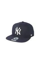 Gorra tipo snapback con corona estructurada y visera plana, color negro con el logo de los New York Yankees bordado en blanco en el frente y logo de la marca en el lateral.