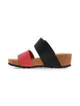 Sandalia de plataforma ergonómica de corcho y EVA, con dos tiras: una tira frontal color rojo y una tira ancha color negro con hebilla metálica dorada ajustable.