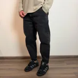 Jean de corte slouchy en color negro lavado, con diseño al tobillo y ajuste holgado en las piernas.