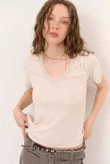 Remera de manga corta con escote en V, de corte recto y acabado melange.