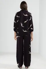 Camisa negra con estampado de sirenas en color crema, de mangas 3/4 con puños elastizados y cuello camisero.