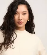 Suéter verde oscuro de punto con cuello alto y mangas largas.