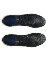 Championes de fútbol Under Armour Magnetico Elite 5, con diseño texturizado en color negro y detalles en azul brillante. Presenta cuello de punto tipo calcetín y suela con tacos mixtos para superficies naturales firmes.