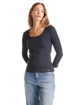 Remera de tejido rib marca Elie Tahari, con cuello redondo y mangas tres cuartos. Presenta un diseño ajustado al cuerpo y un pequeño avío metálico con logo en el ruedo.