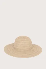 Sombrero de ala ancha tejido en tono beige con diseño texturizado en la copa y el ala.