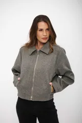 Campera tipo bomber gris de textura suave, con cuello camisero, cierre frontal completo y bolsillos laterales.