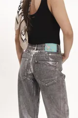 Pantalón de jean corte regular con acabado metalizado plateado, diseño de cinco bolsillos y cierre frontal con botón y cremallera.