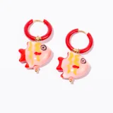 Par de aros colgantes con argollas de esmalte rojo y dijes de cerámica con forma de pez. El pez es de color rosa pálido con detalles amarillos y boca roja, y tiene un pequeño dije de perla dorada en la parte inferior.