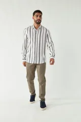 Camisa de mangas largas con estampado a rayas verticales en tonos verde oliva, blanco y azul. Corte regular y logo bordado en el pecho. Confeccionada en viscosa.