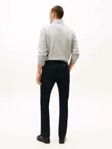 Pantalón de corte clásico confeccionado en sarga de algodón con un toque de elastano. Presenta cierre de botón con cremallera, diseño de cuatro bolsillos y logo de la marca bordado sobre el bolsillo trasero.