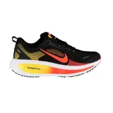 Championes de running Nike Vomero 18, color negro con detalles en naranja y amarillo. Presentan tecnología ZoomX en la entresuela para mayor amortiguación y diseño aerodinámico con el logo de la marca en el lateral.