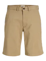 Bermuda chino color beige confeccionada en algodón, con bolsillos delanteros y traseros, y cierre con cremallera.