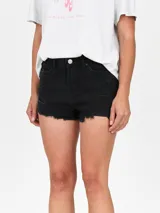 Short de jean negro con efecto desgastado, roturas localizadas y ruedo desflecado. Cuenta con cierre frontal y bolsillos laterales.