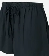 Short de playa color verde oscuro, de viscosa, con lazo ajustable en la cintura y bolsillos laterales.