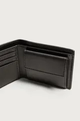 Billetera combinada en tonos marrones, con cuerpo de gamuza y detalle de cuero liso en la base.