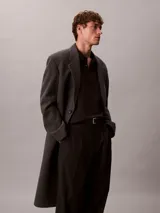 Chomba de manga larga Calvin Klein confeccionada en algodón interlock, con cuello clásico, cartera con botones y logo bordado sutilmente en el pecho.