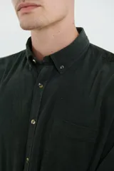 Camisa de manga larga confeccionada en pana de algodón, con cuello button-down y bolsillo frontal en el pecho.