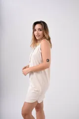 Camisón sin mangas color champagne de algodón con cartera de botones.