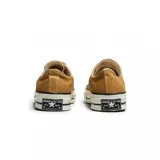 Championes Converse Chuck 70 color ocre, de caña baja y cordones blancos.