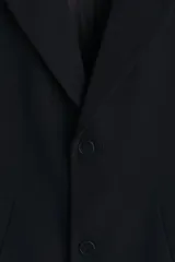 Abrigo de corte recto y largo hasta la rodilla, con solapas de muesca, cierre frontal de tres botones y bolsillos laterales insertados. Presenta un diseño clásico y estructurado con forro interior.