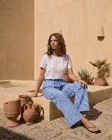Pantalón ancho de lino a rayas celestes y blancas, con cintura elástica y cordón ajustable.