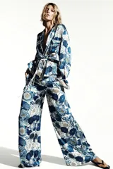 Camisa de manga larga ZARA Woman Collection con estampado floral en tonos azules y blancos, cuello redondo subido, bolsillos de plastrón en el delantero y cintura ajustable con cordones.